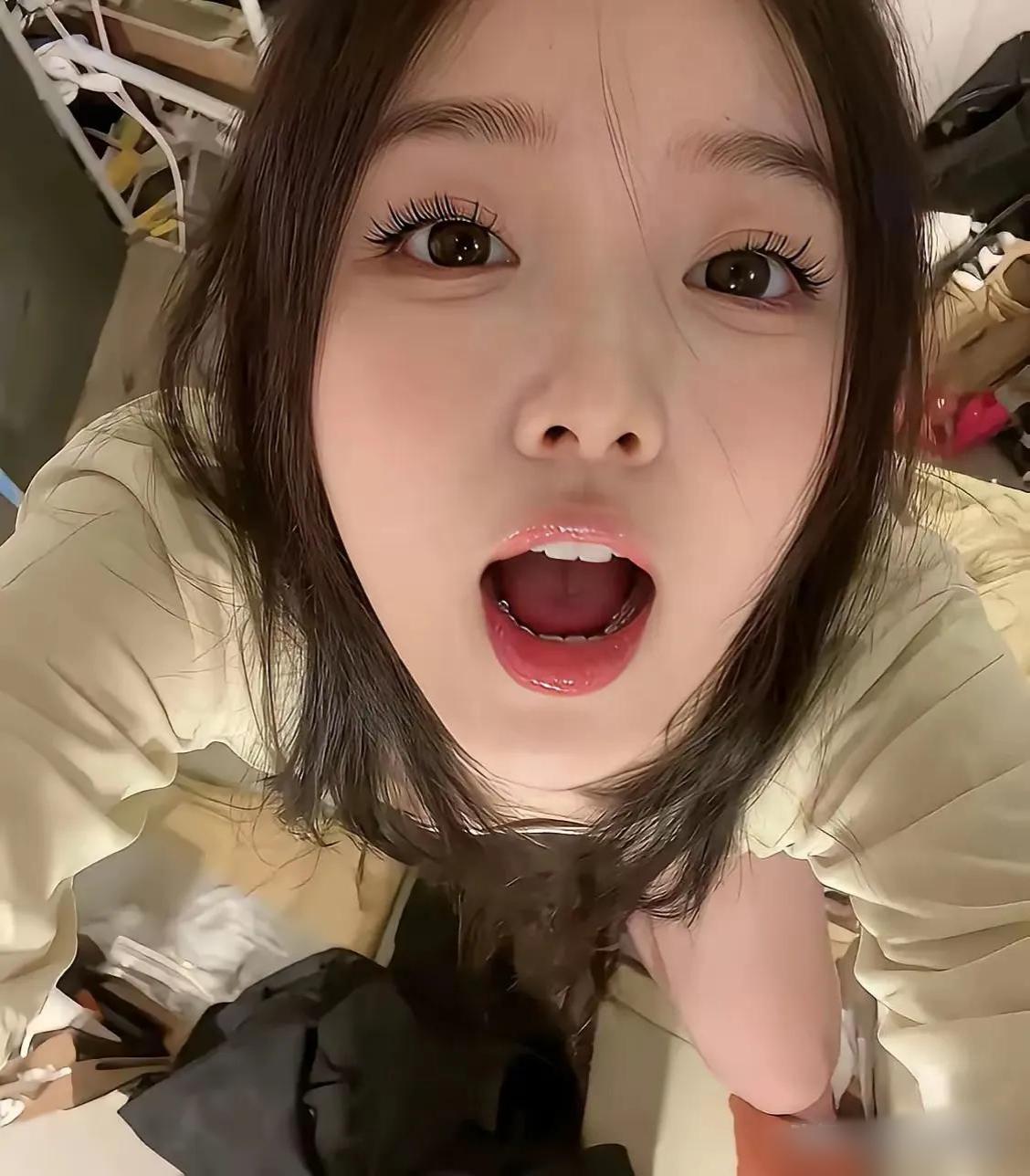 有这么个女友，
你愿意几点回家？
网友：我直接不上班了
 
真的太真实了。
 