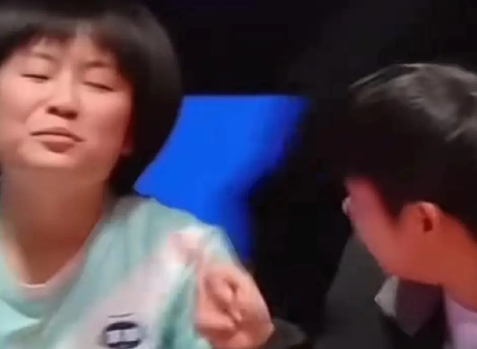 孙颖莎示意小蘑菇坐旁边，复盘一下。队长对小蘑菇覃予萱今天的表现是满意的。此情此景