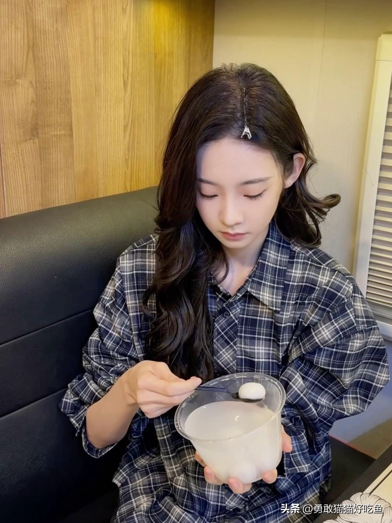 张艺凡分享图片