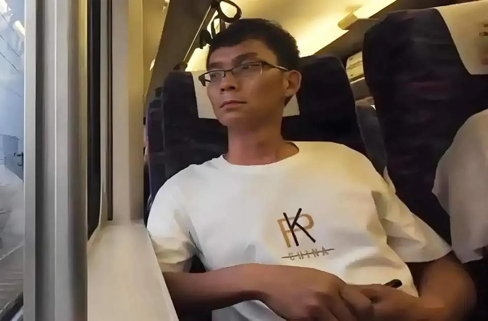 又迷茫了，编程学不会的唐尚珺该何去何从，辅导员：要不转法律试试？
​近日唐尚珺透