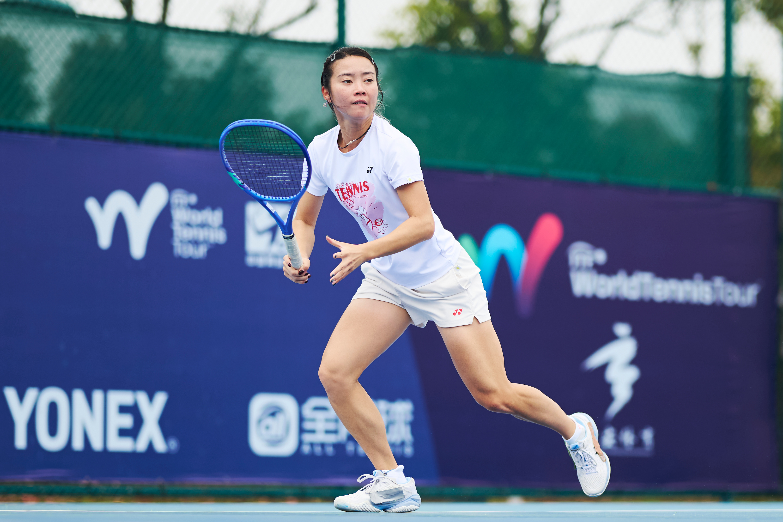 马尾松依然飞起，马烨欣可可爱爱备战2026金安国际网球公开赛 W100！摄影：记