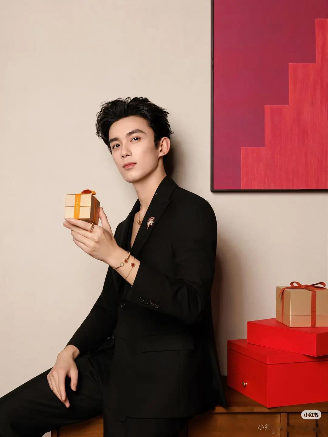 吴磊宝格丽的物料都好好看呀，珠光宝气的帅