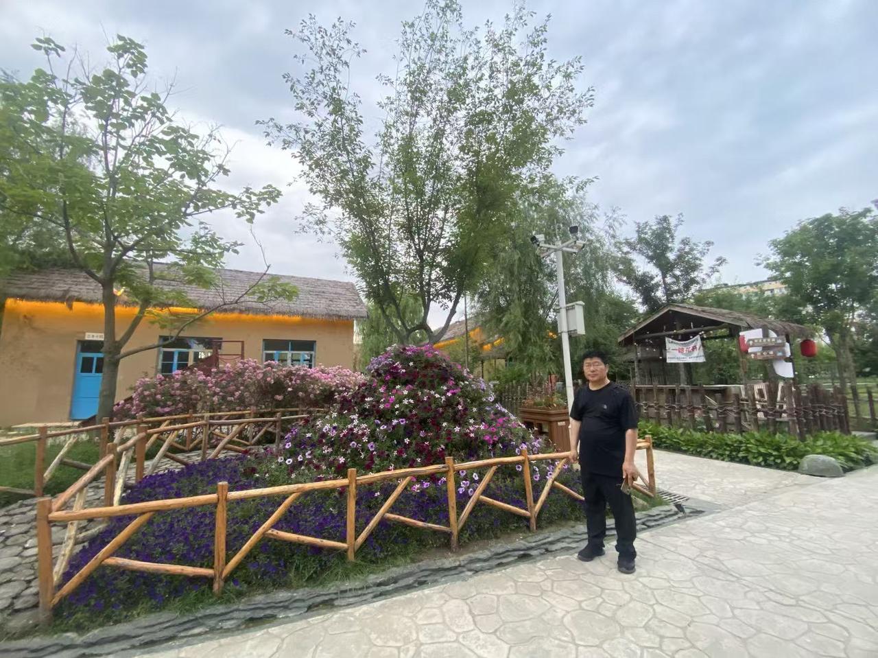 昨天去一个自烤烧烤店吃饭。这个饭店在网上有活动，也就是抢红包，谁抢到手气最佳，在