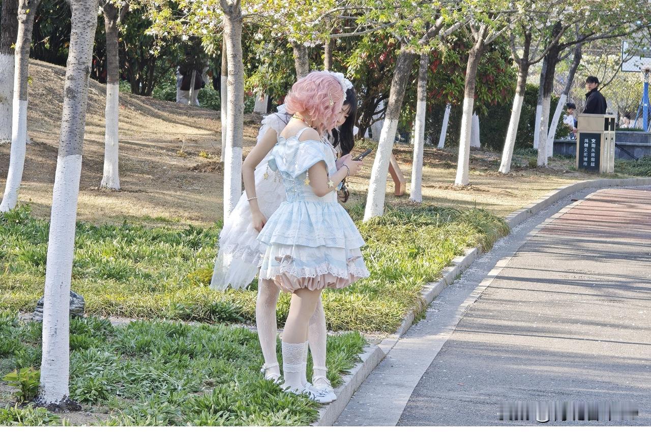 瞧瞧这俩小萝莉，拍起照来那叫一个自信满满！就像世界上那些超火的双胞胎萝莉一样，自