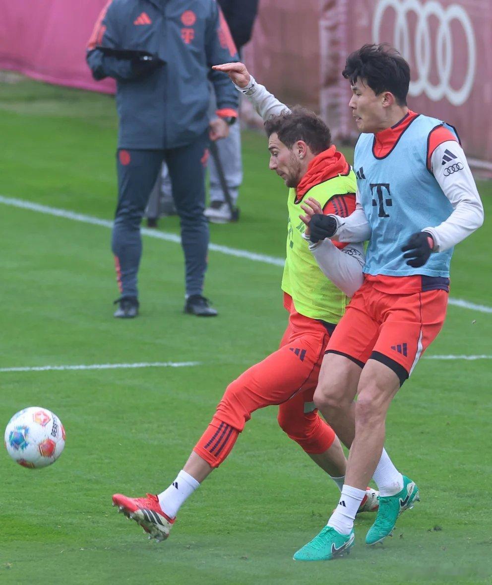 今天，金珉載和格列茨卡參加了替補球員組的訓練🇰🇷🇩🇪 