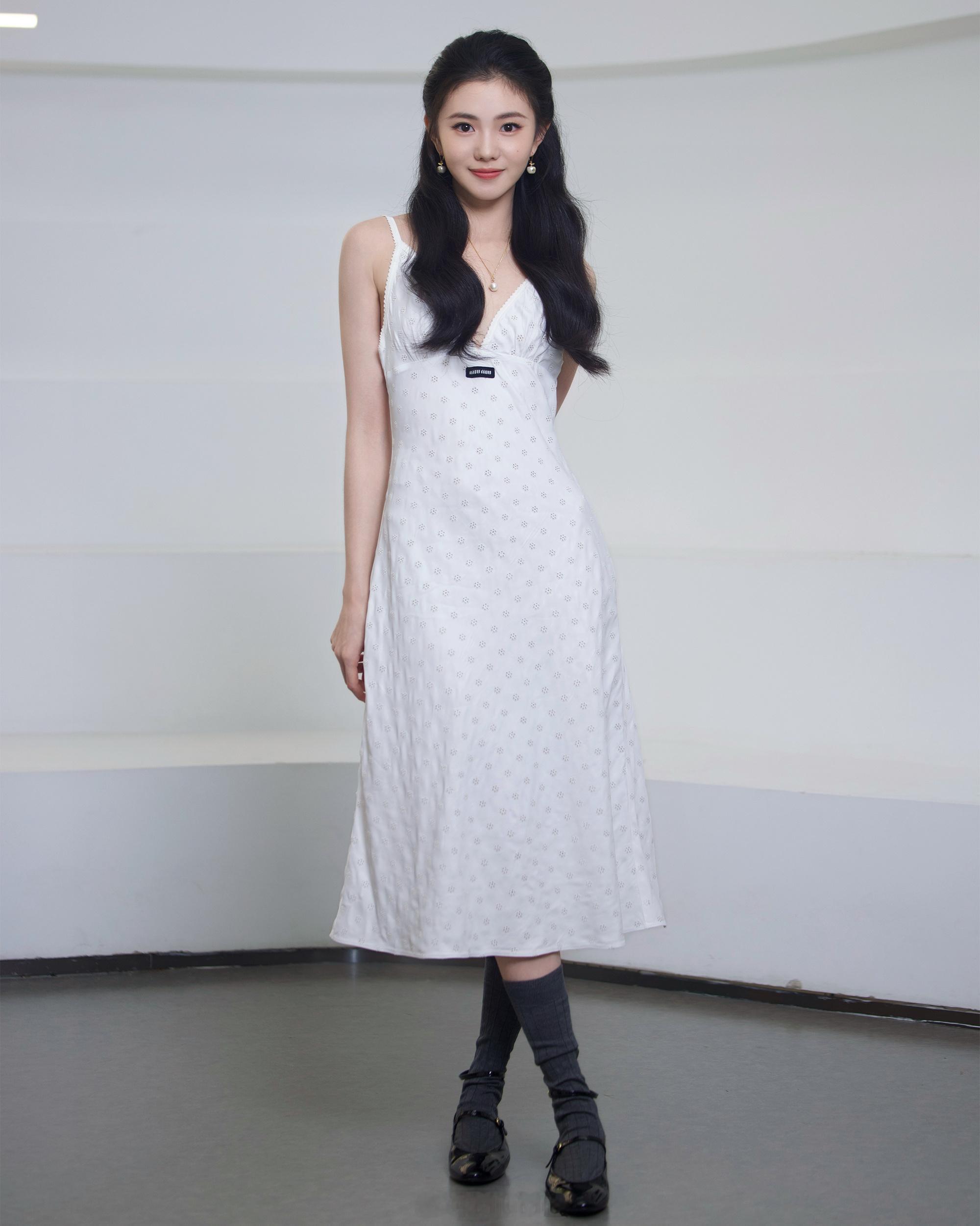Miu Miu品牌大使刘浩存演绎miumiu2026夏日系列，灵动美丽的小白花～