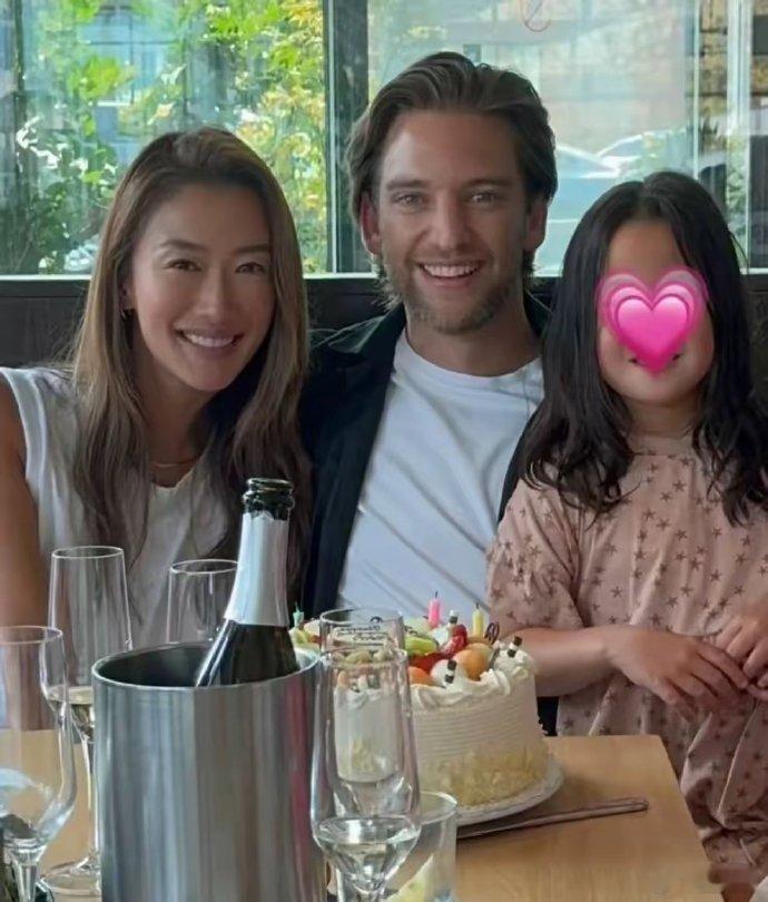 42 岁谢婷婷官宣怀二胎，孕肚圆滚显怀明显，眉眼间与谢霆锋愈发神似，期待新生命降