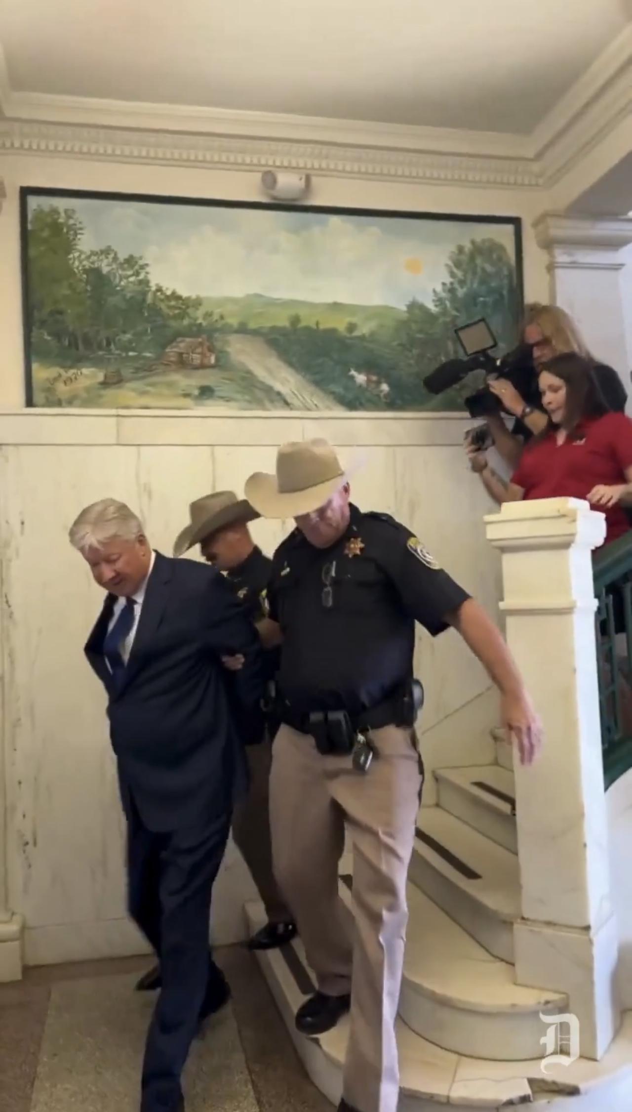 特朗普的前牧师兼精神顾问罗伯特·莫里斯Robert Morris因性侵一名 12