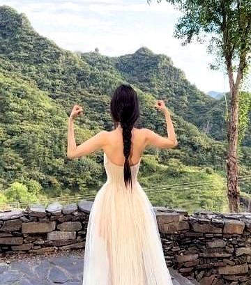 杨幂39岁这身材，真是个谜。

大家都好奇她怎么做到“又瘦又有肉”的，该瘦的地方