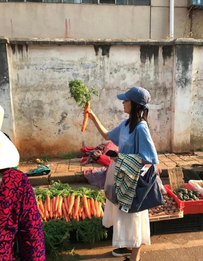 最近董洁现身云南，她这次搭配的很有清新时尚感，像个漂亮的美少女。

董洁特意去了