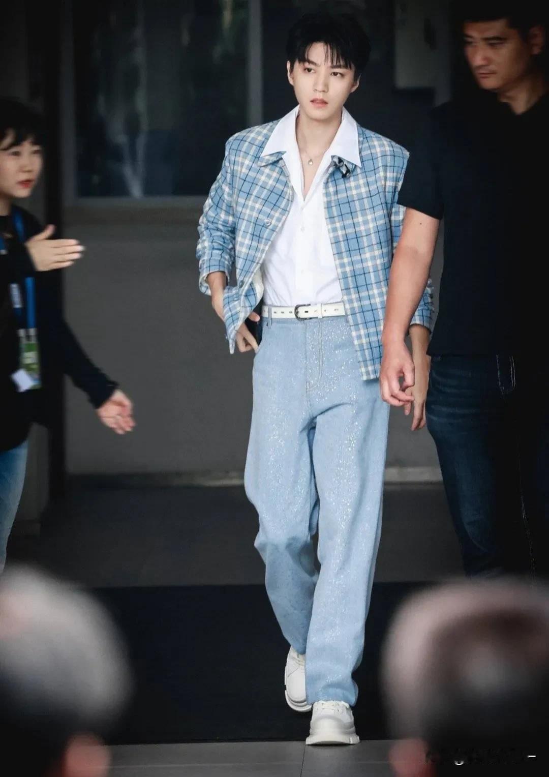 王俊凯录嗨六，瘦瘦高高白白净净真好看！结果被神奇错位抢戏了，咱就说挺让人视觉错乱