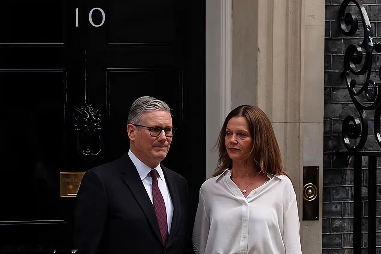 首相被迫辞职，为什么还几度哽咽
        英国首相斯塔默站在唐宁街10号门