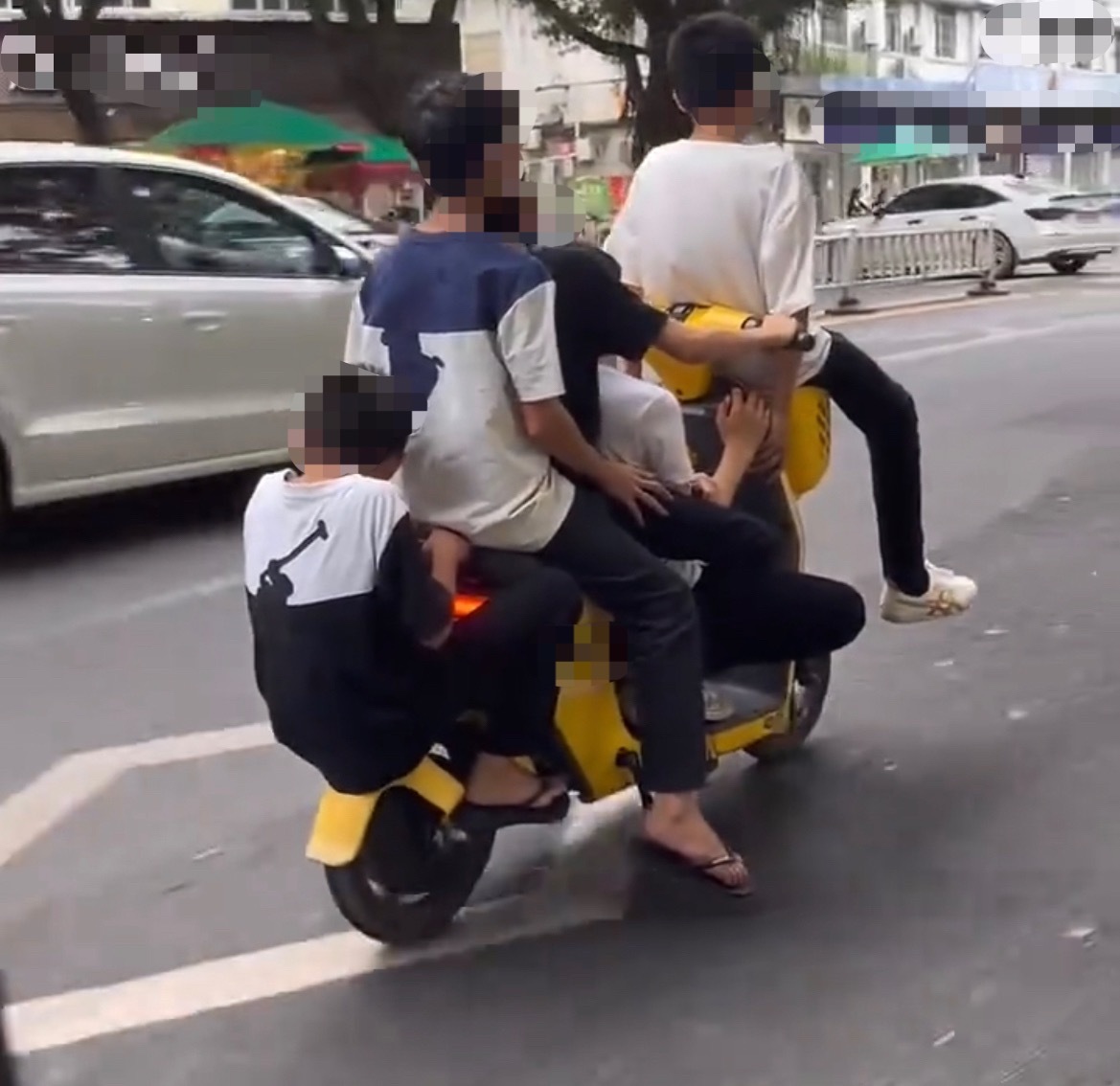 【玉林某中路一辆共享电车坐5人】6月6日，玉林市城区某中路看见一辆共享电车坐了5