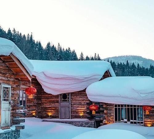 我对下联：春暖花开接福来
整个对联：
上联：冰天雪地送冬去
下联：鸟语花香迎春来