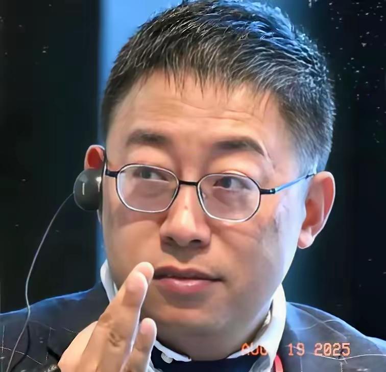 他们真正怕的是中国赢。
​沈逸点破：精英们把子女和存款都押在美国，一旦中国科技追