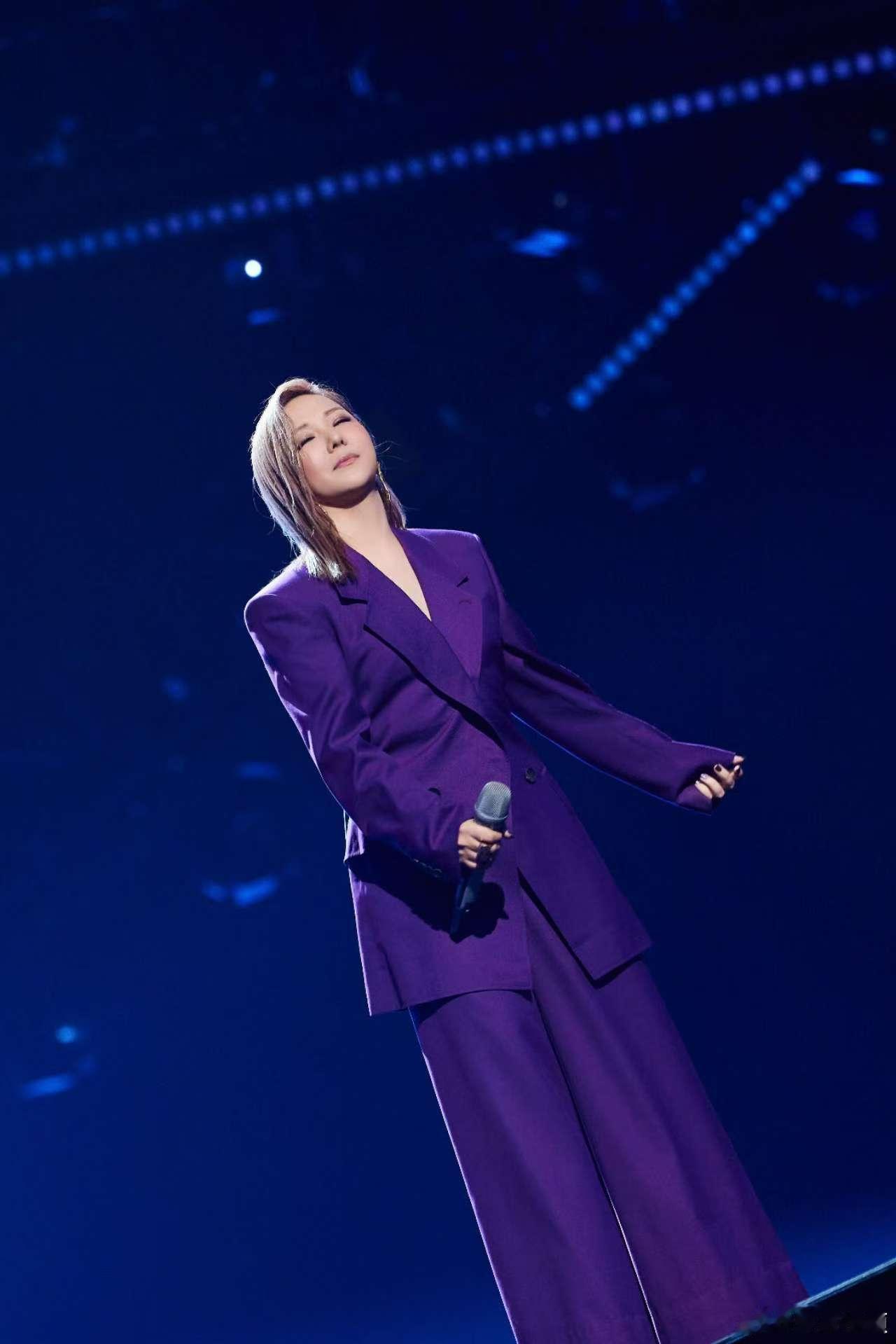 容祖儿卫兰容易受伤的女人  在声生不息听到卫兰唱容易受伤的女人这首歌，熟悉的旋律