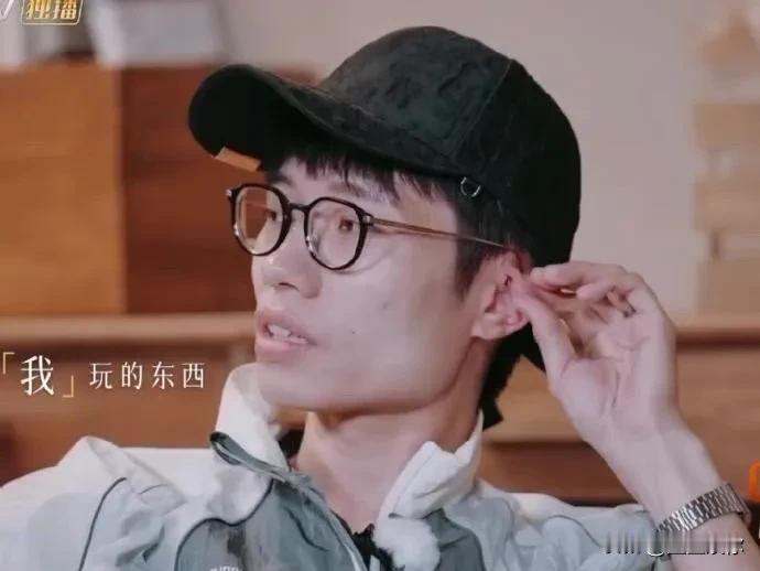 李行亮能赚那么多钱都是因为一首《愿得一人心》，观众好歹获得了精神价值，如果要批判