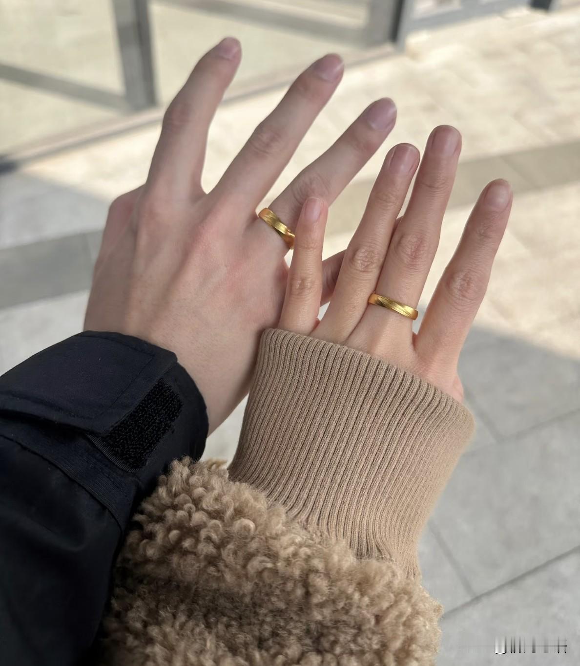 儿子要订婚了，我给儿媳转了2万块钱，让她把三金买下来。

前两天，儿子和未来儿媳