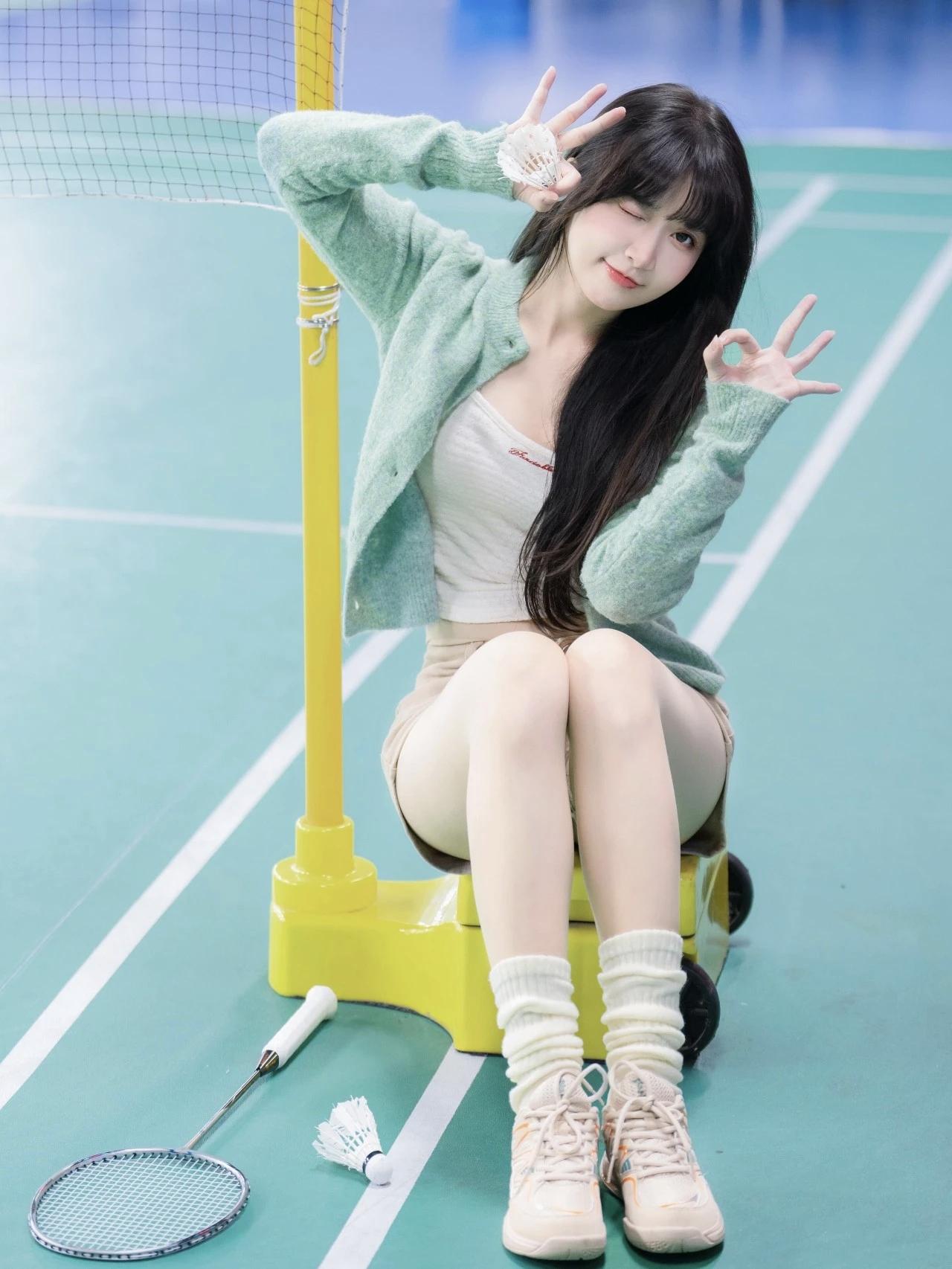 运动少女在球场上的俏皮瞬间🏸️😉颜值 女生穿搭如何又飒又美?