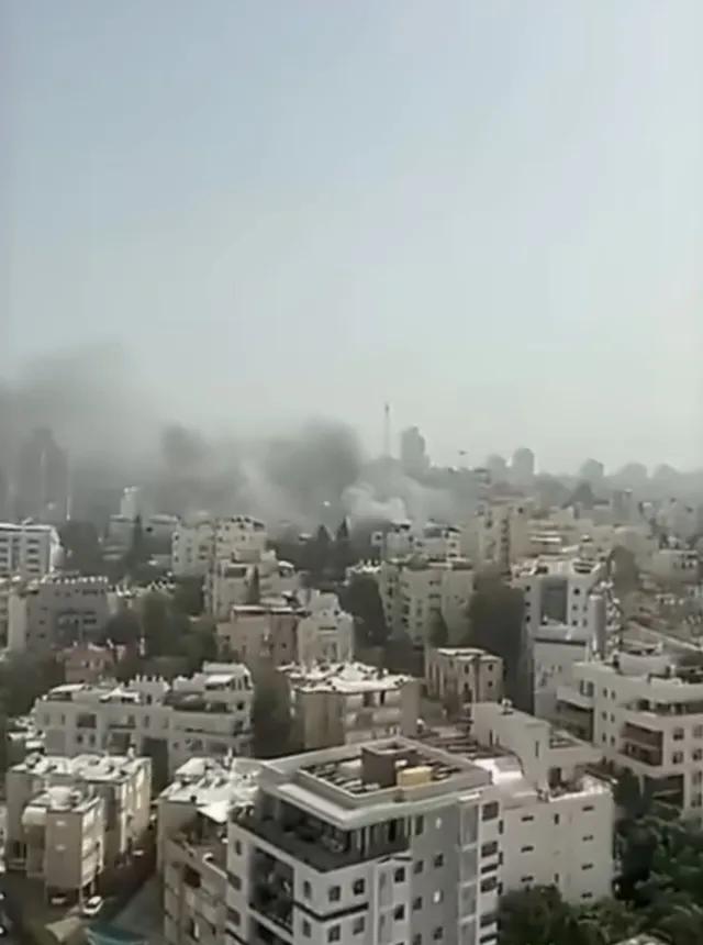 伊朗导弹今天中午打击以色列中部之后，烟雾缭绕。对于城市挨捶，以色列内塔尼亚胡政府