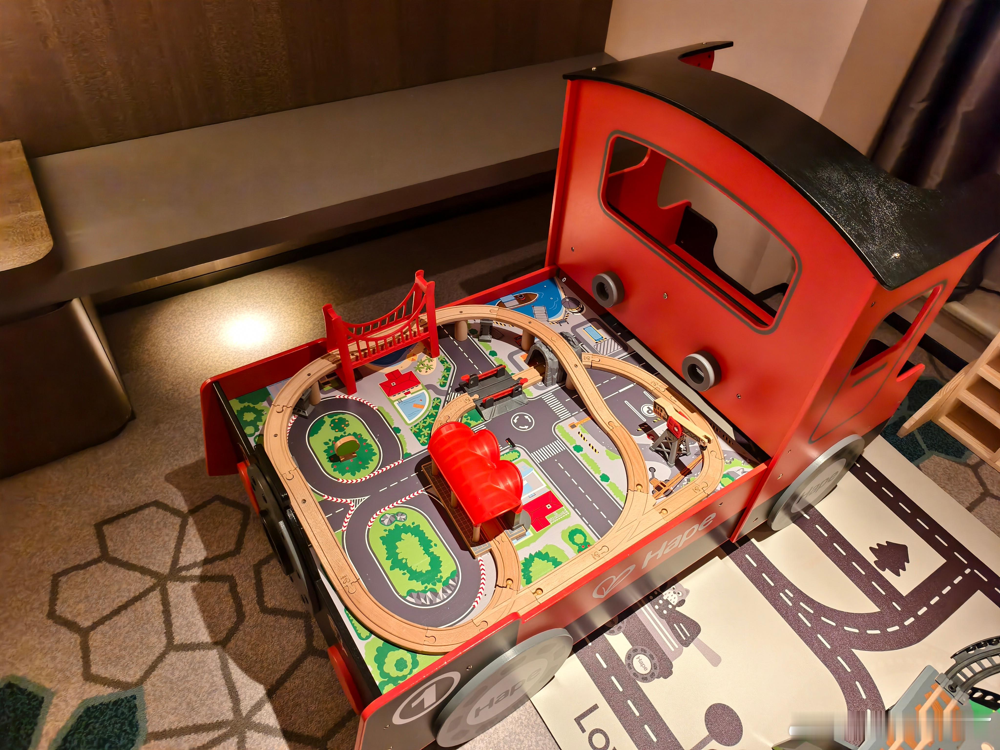 不要在车里放小玩偶了还有盲盒的娃娃也不要放呀，还有之前遇到过方向盘贴塑料钻石的，