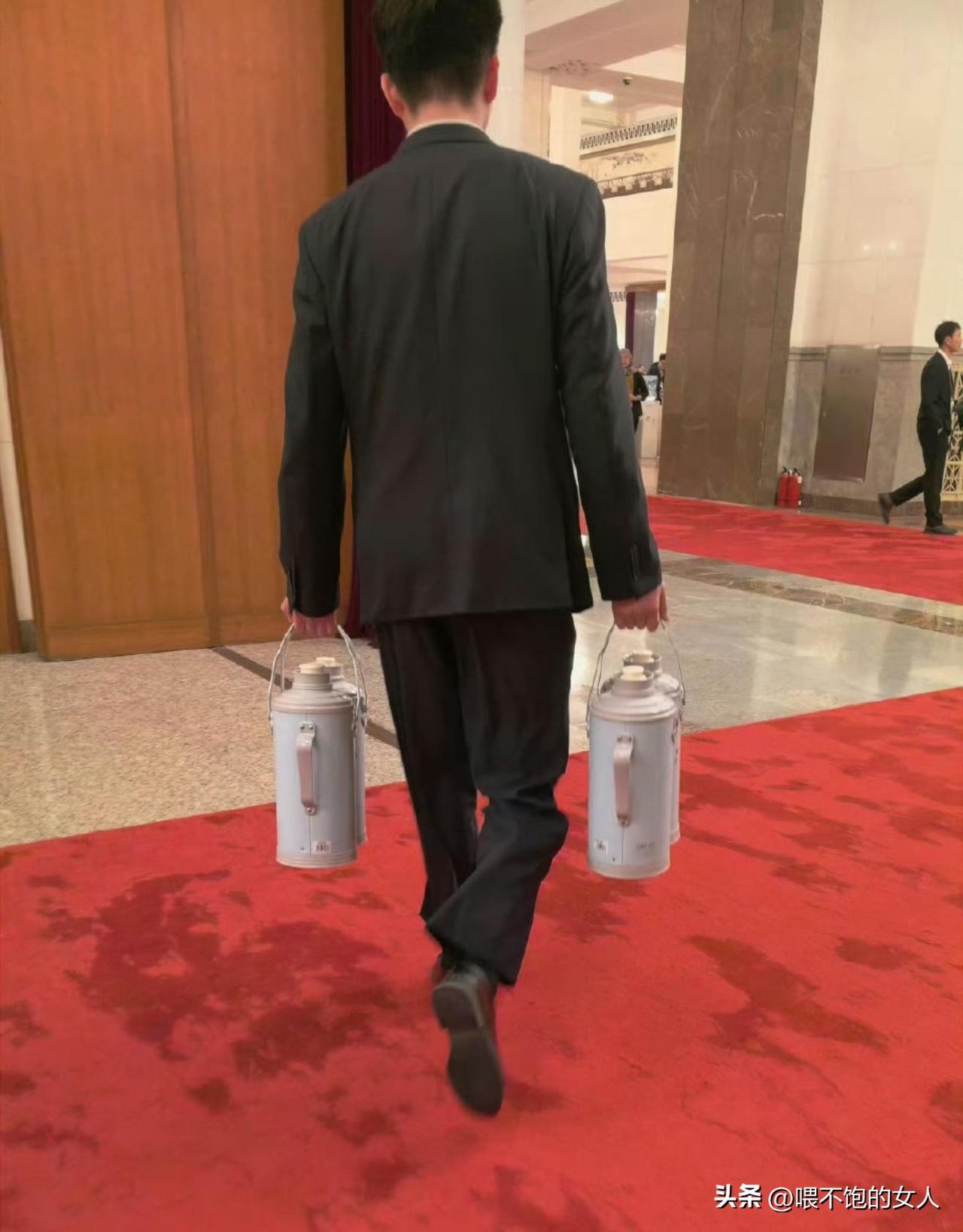 据说，这开水瓶都用了30年了?
反正我不信，你们知道这是哪里吗？