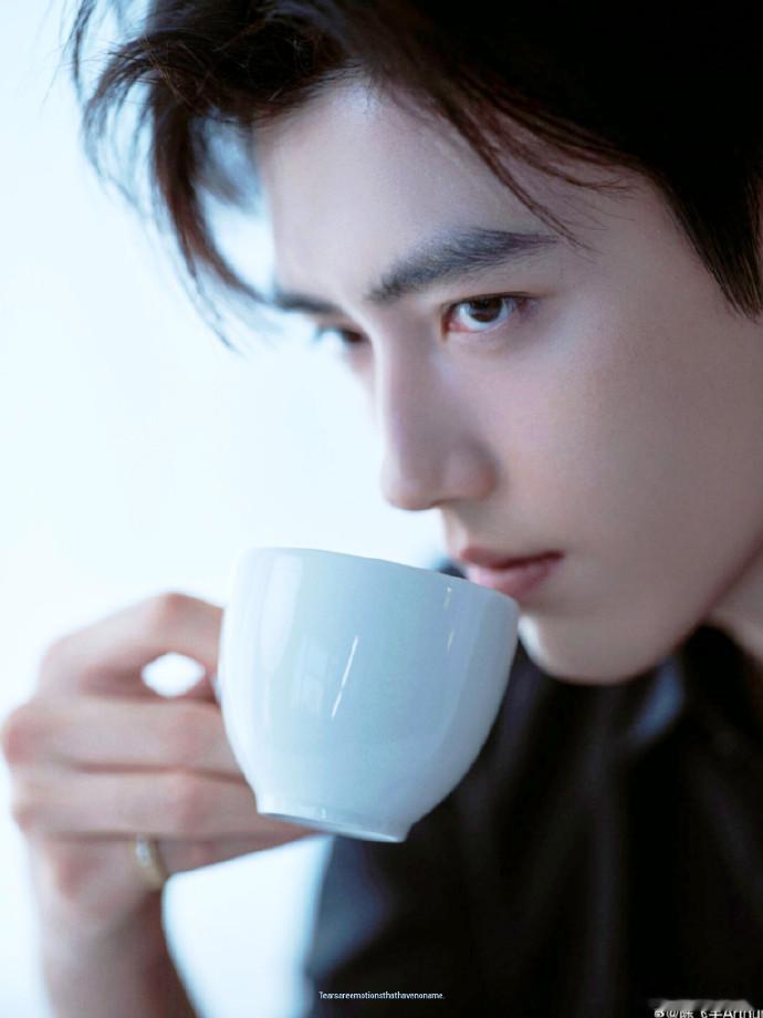 陈飞宇素颜 刷到陈飞宇的素颜照直接疯狂心动，浓眉下垂眼的搭配真的太绝了，温柔中又