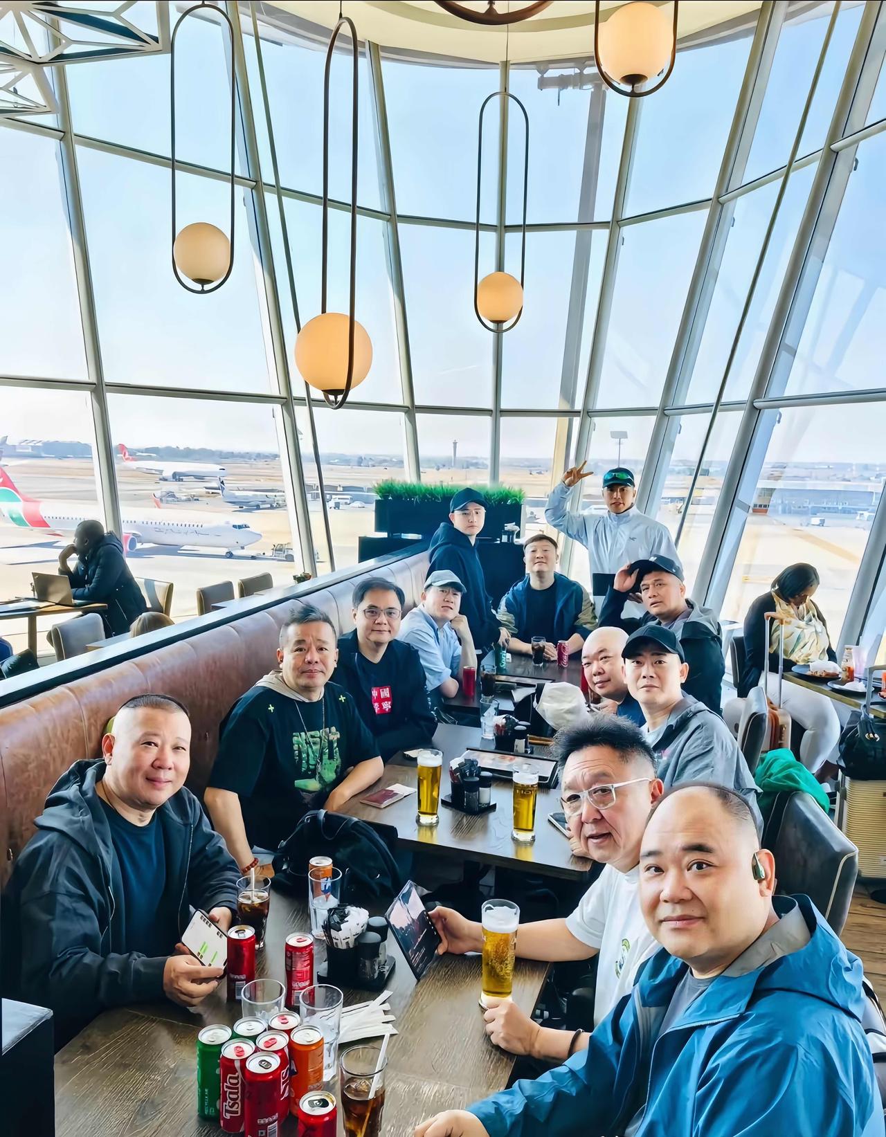 德云社世界巡演约翰内斯堡站，离开前的一张大合照，不见岳云鹏和郭麒麟两位大将。
