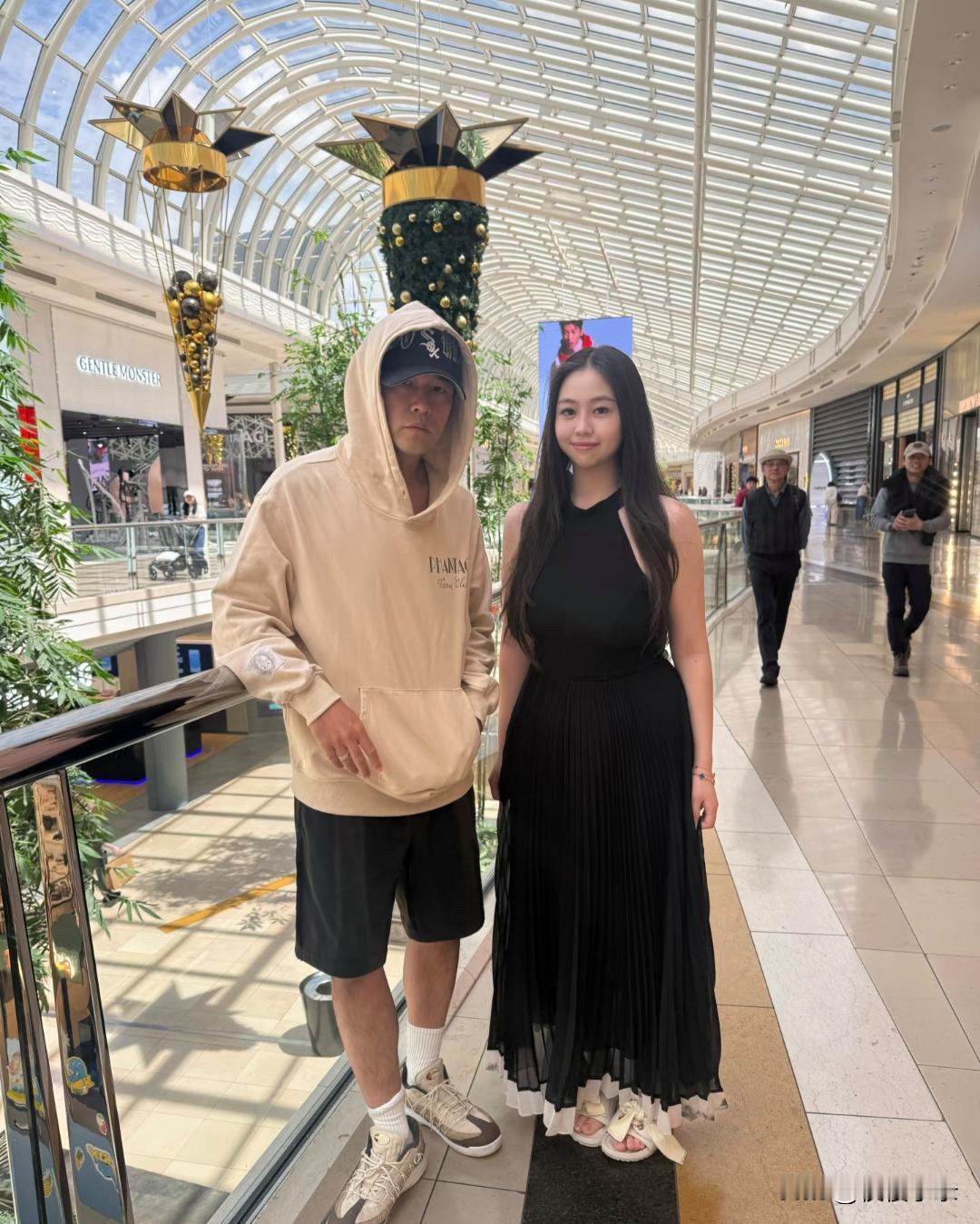 46岁周杰伦在墨尔本一家商场购物，他的穿衣打扮时尚，皮肤黝黑，面容苍老憔悴，整个