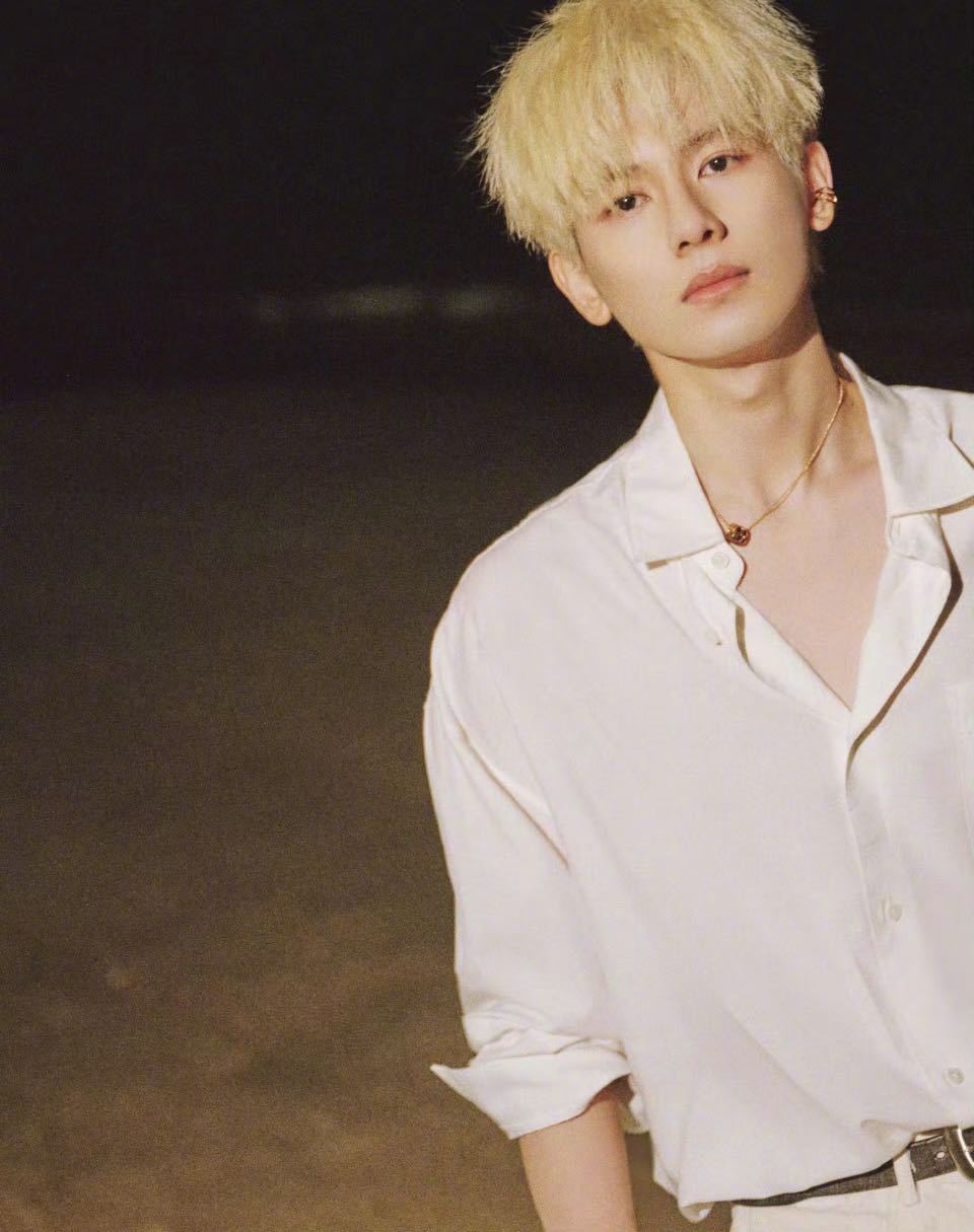 胡先煦留部偶像剧吧胡先煦金发帅得我有心事了 胡先煦金发海边写真，明月捧花少年感拉