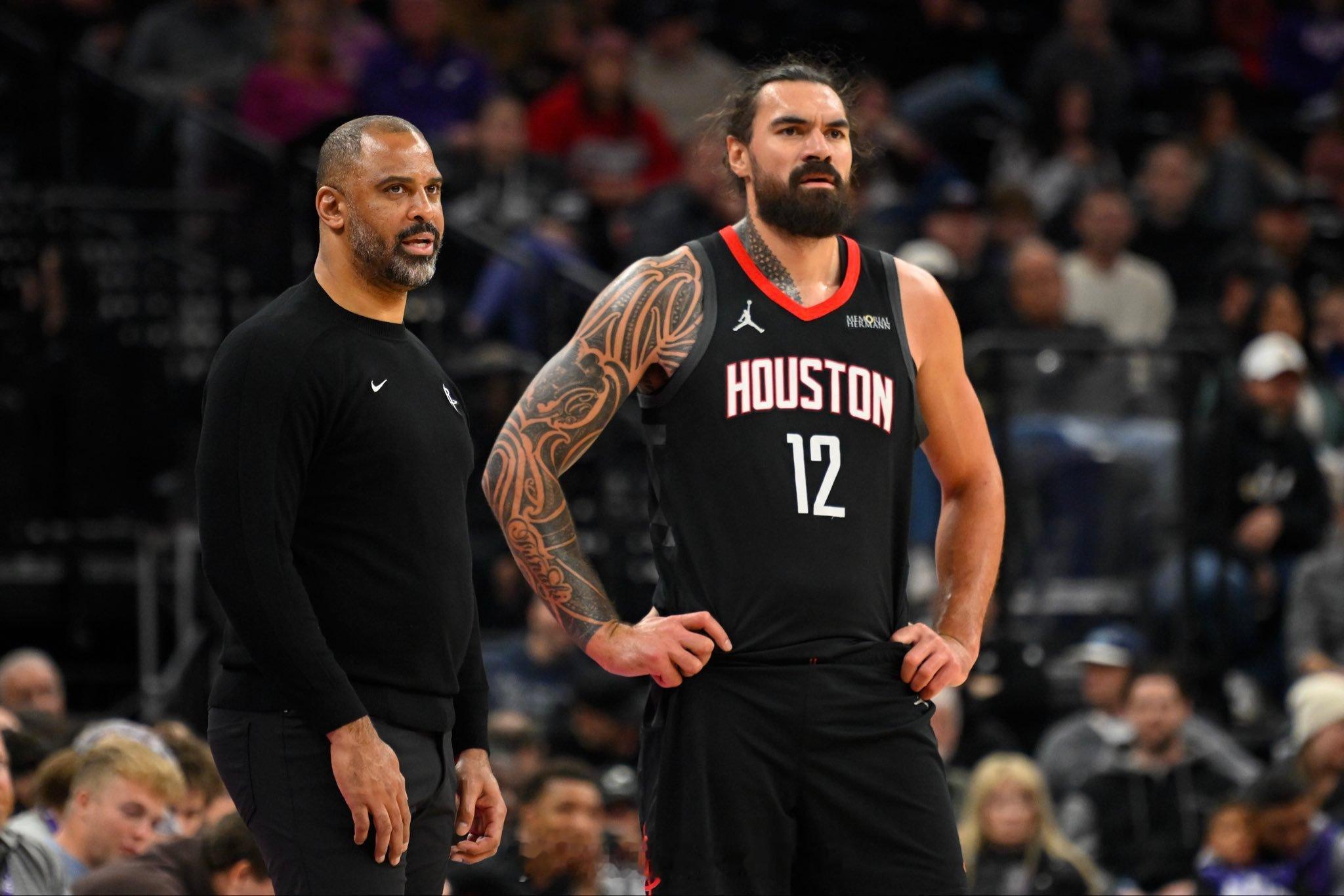 亚当斯在场时，火箭队每百回合仅失102.6分；而他不在场时，这一数字为111.2