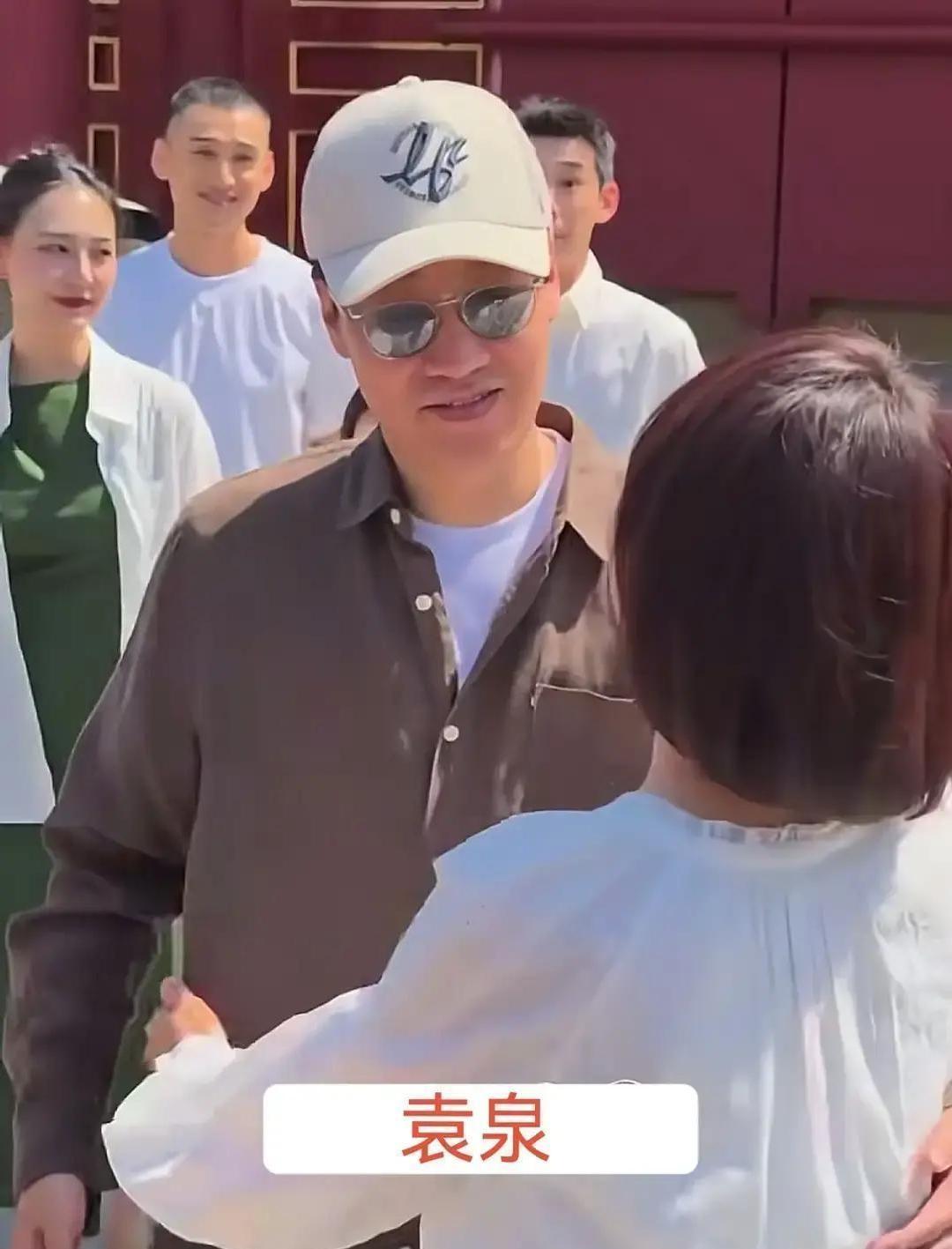 我们喜欢的演员一年过去，辛柏青再次走进剧院，不再是台前主角，只是温柔探班的前辈。