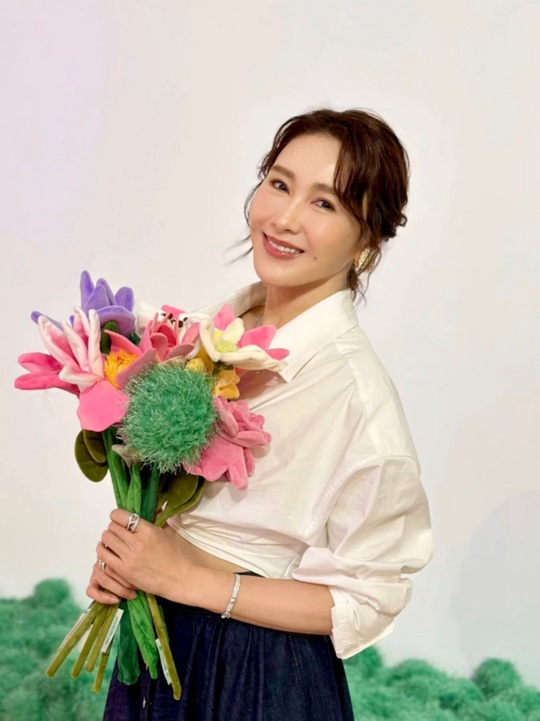 黎姿和徐子淇同框出席活动，贵妇们额头都好饱满。 