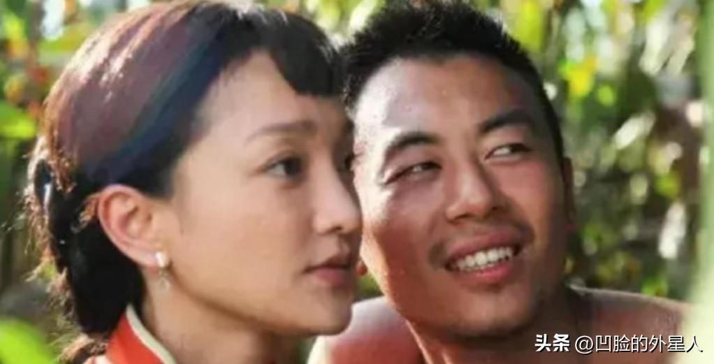 2013年拍《红高粱》时，有场戏朱亚文把周迅压倒在高粱地里。压着压着，周迅突然大