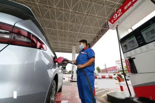 国内油价预计于2月24日24时上调，每升或涨0.10元左右。此次调价恰逢春节出行