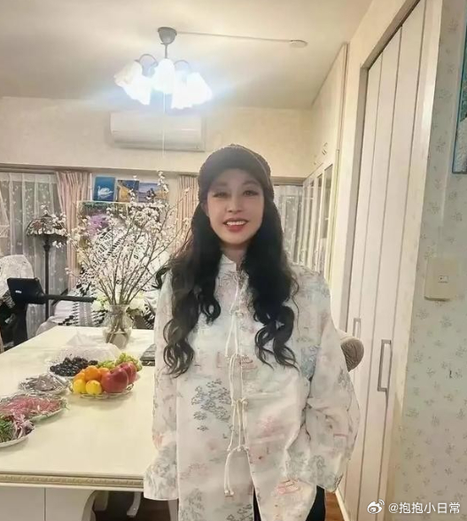 又一次被刘晓庆的状态惊艳了！标志性的长卷发搭配休闲棒球帽，一身新中式穿搭将婉约韵
