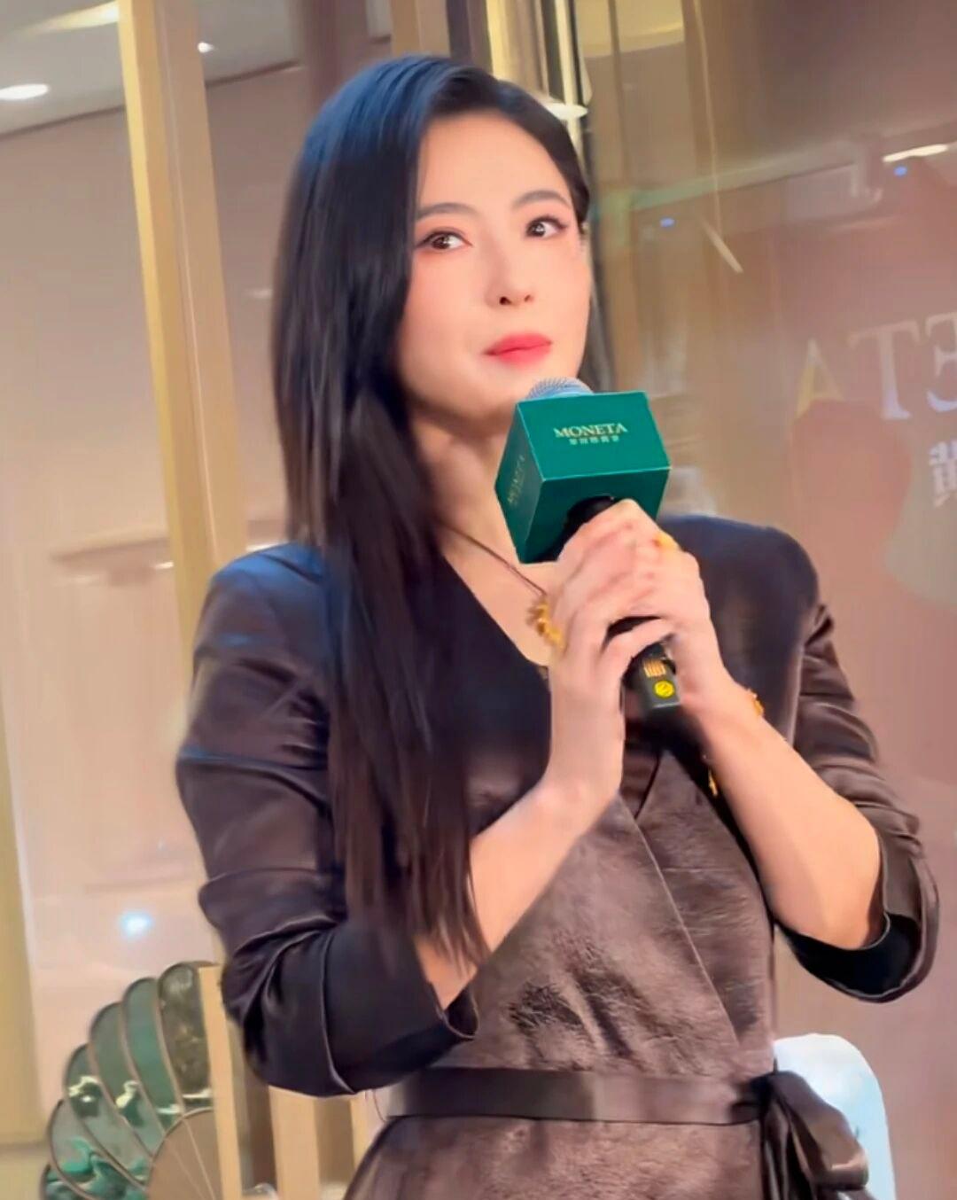张柏芝活动状态惊艳众人张柏芝迎来近期首次公开活动，引发不少网友关注。
穿搭简约低