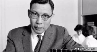 1950年春，北大一位教授悄悄把家里米缸加满了米，装出一副还要回来的样子。然后留