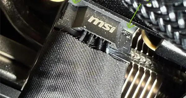 RTX 5090又烧了！直接熔化焊死在GPU上取不下来