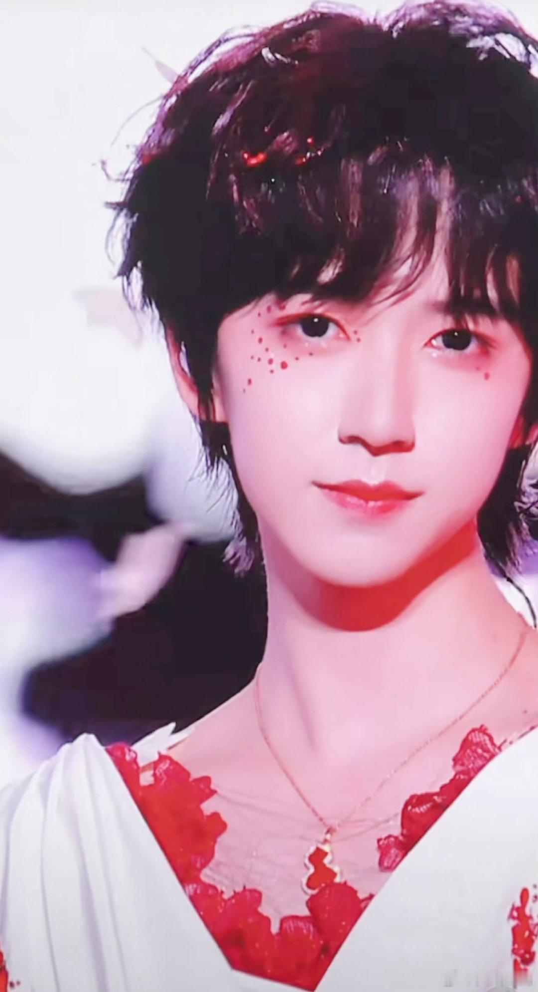 贺峻霖大屏的神他这张脸就是为大屏而生的吧！无论从哪个角度拍都无可挑剔，骨相优越、