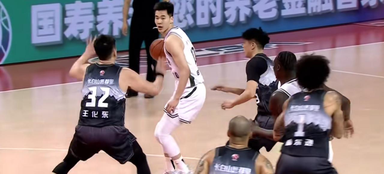 4月13日晚，南京男篮98：81吉林男篮，比赛很有看头。
四节比分（吉林在前）首