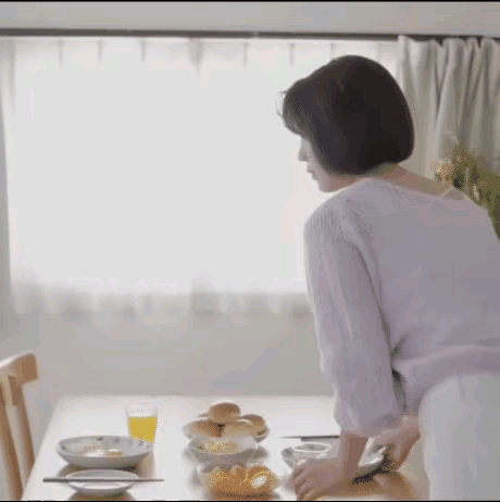 这个男人，经常出入高端局，能力很强。

这一天，忙完工作，他回到家，看到妻子正把
