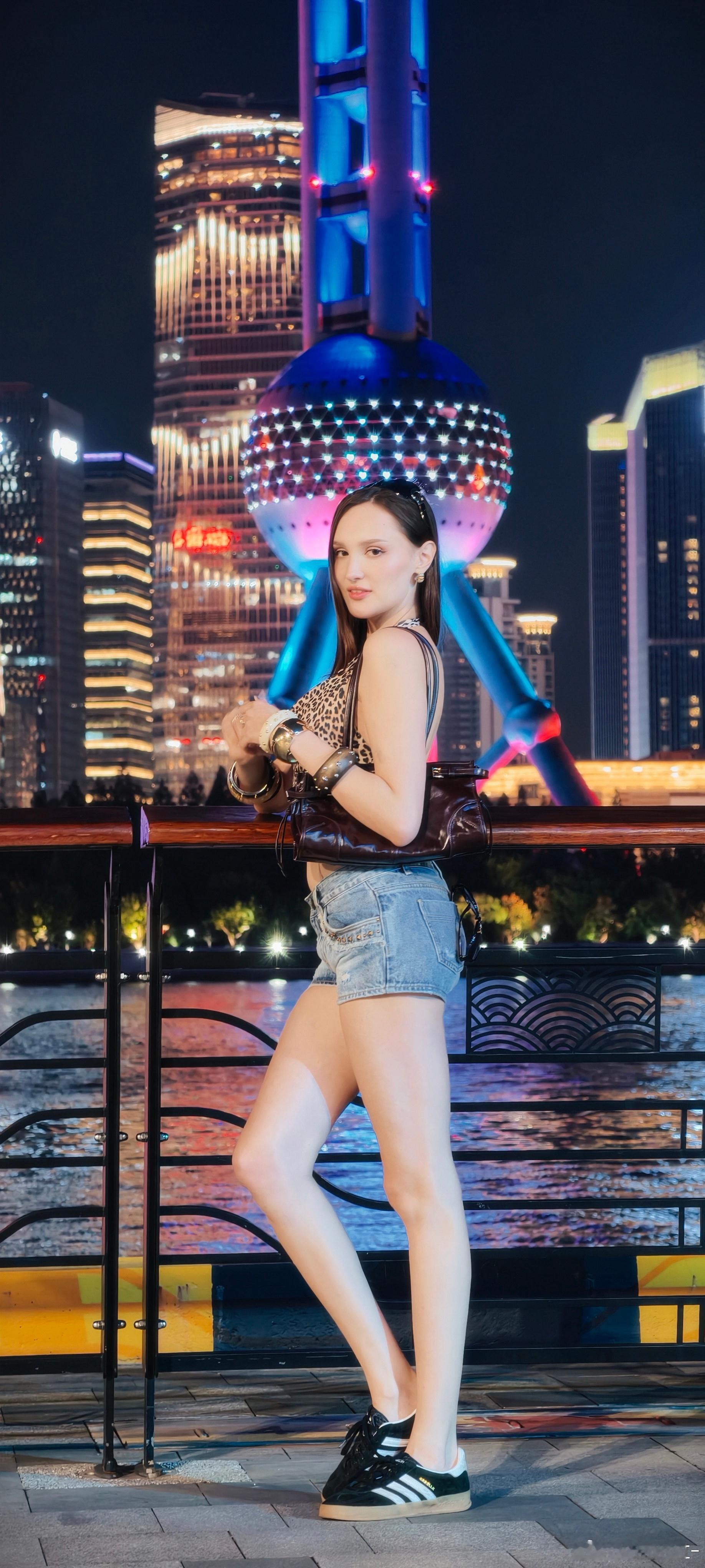 vivo街拍手机摄影人像摄影上海 黄浦江翻涌着粼粼波光，东方明珠的霓虹点亮魔都的