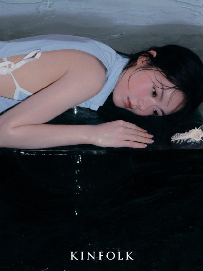 赵今麦镂空衬衫 赵今麦镂空衬衫搭配灰色花苞裙，少女感拉满！ 