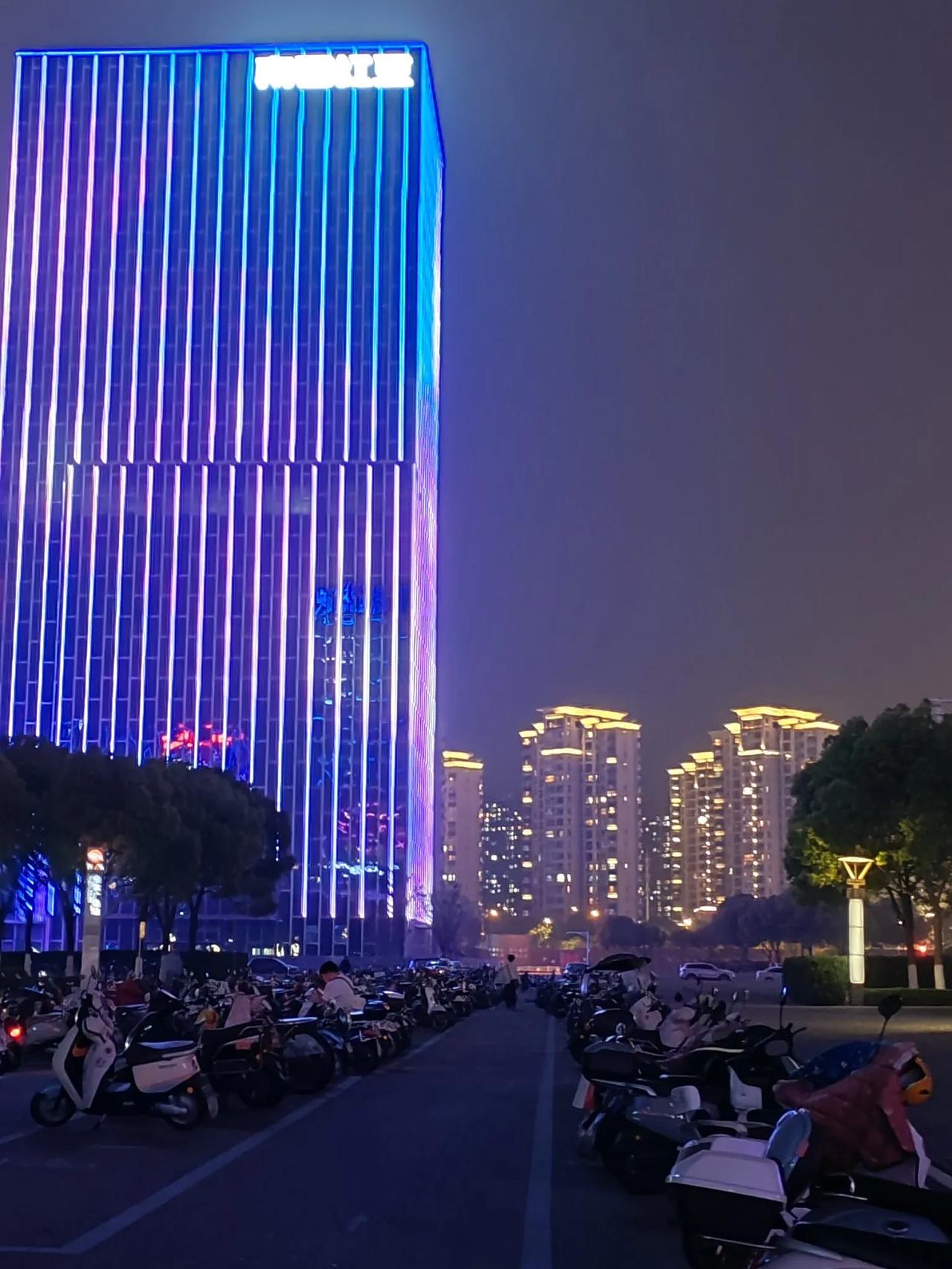 高楼擎天直插云，月上高楼迎冷风
夜幕降临华灯上，流光溢彩活力城