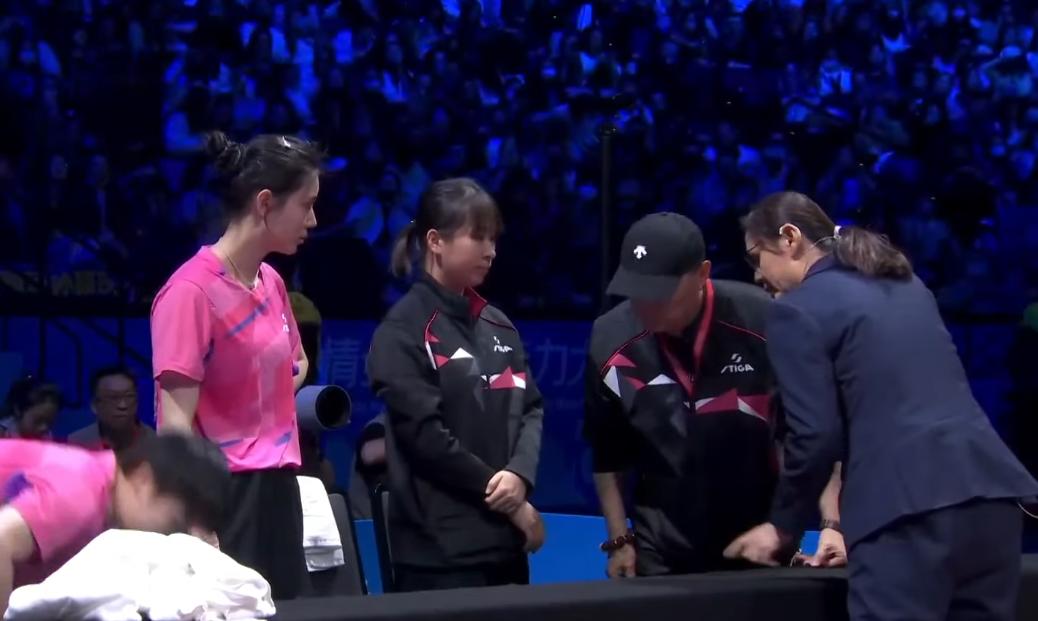 孙颖莎和王晓彤这场咋回事？
还没开始打，
裁判就去找杨广弟了，
也不知道说了啥？