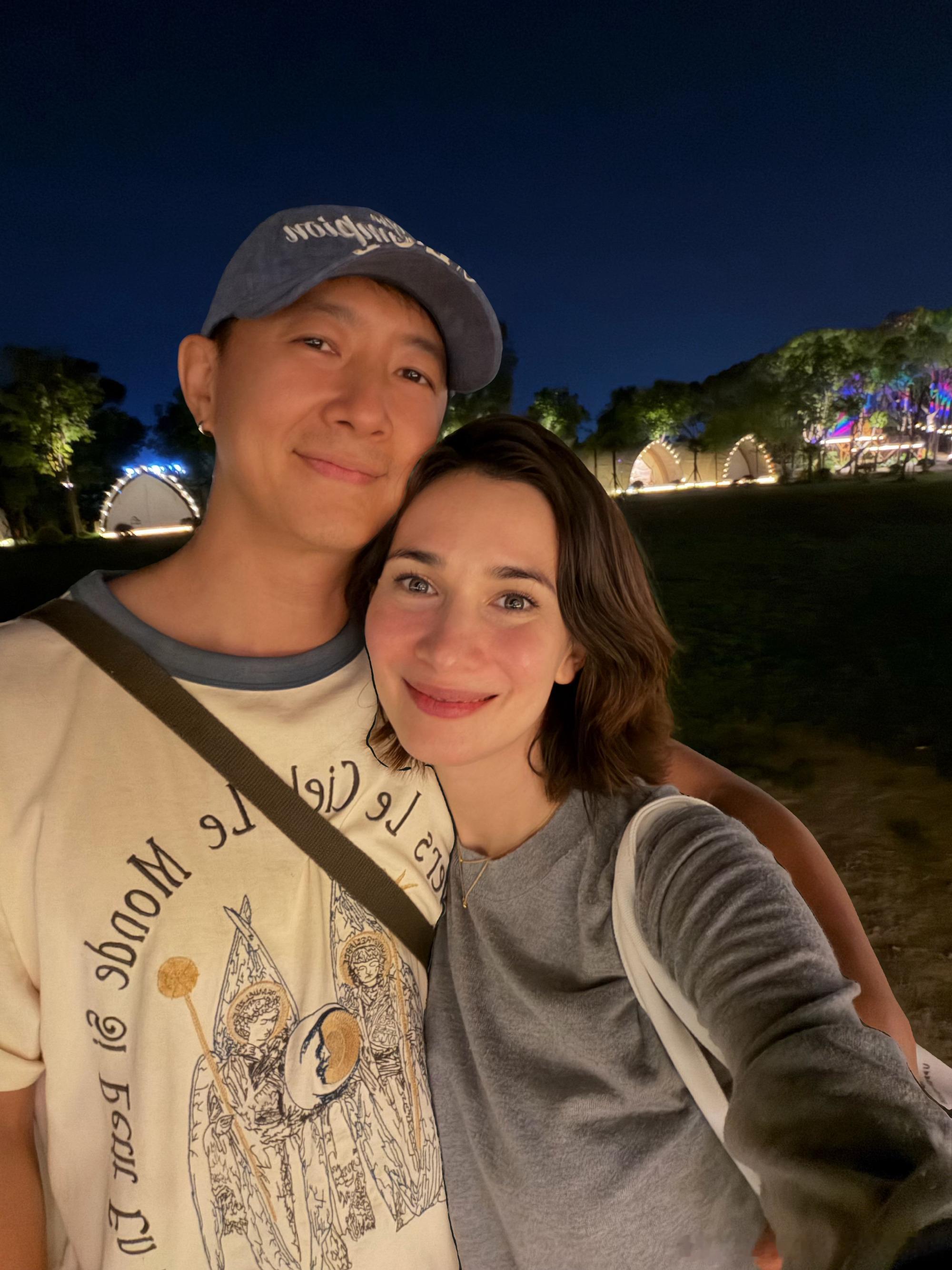 卢靖姗晒全家福庆41岁生日韩庚卢靖姗儿女这么大了 卢靖姗晒全家福庆41岁生日，一