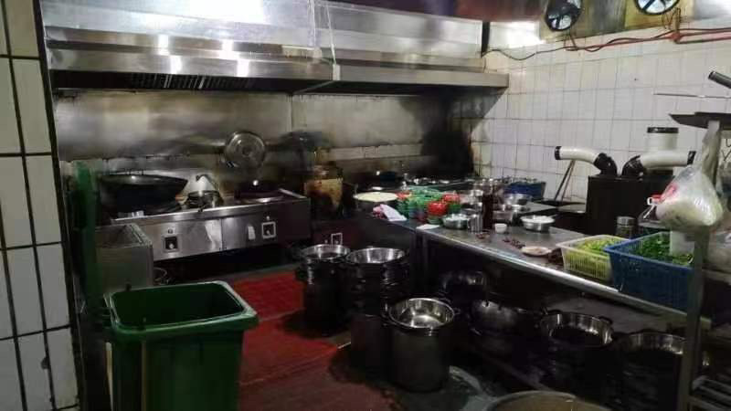 【回收锅底炼油给顾客食用，成都一火锅店6人被刑拘】#成都一火锅店回收锅底炼油给顾