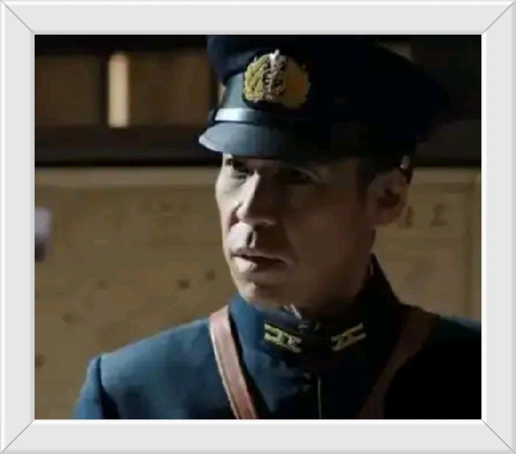 谍战剧《长河落日》张鲁一扮演的日本皇室侍卫官武木一郎大佐，虽然外表极符合皇室军人