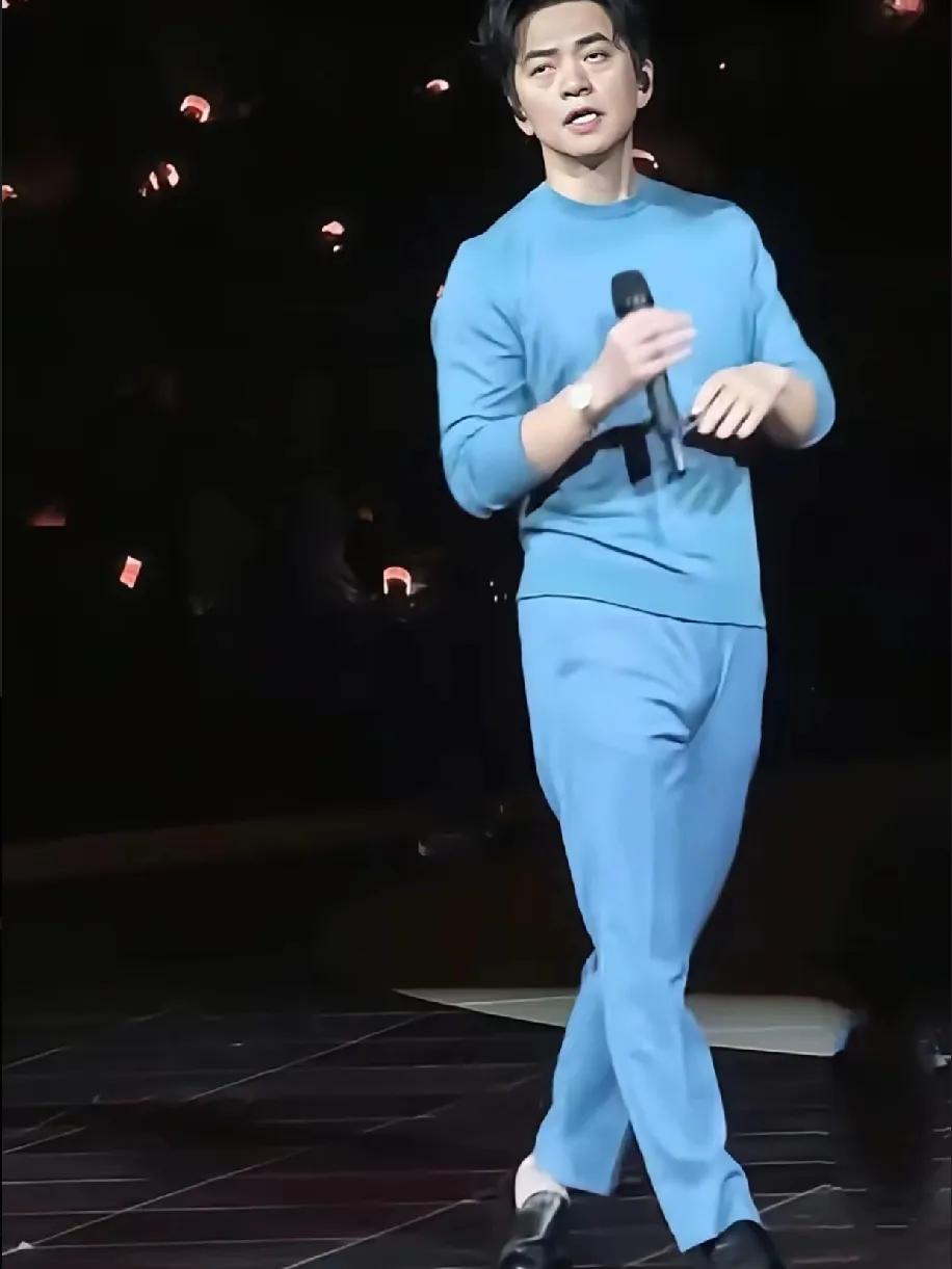 李健这身衣服太个性，像是半夜从卧室里起来去上厕所的状态，眼睛也是惺忪的。在过去，